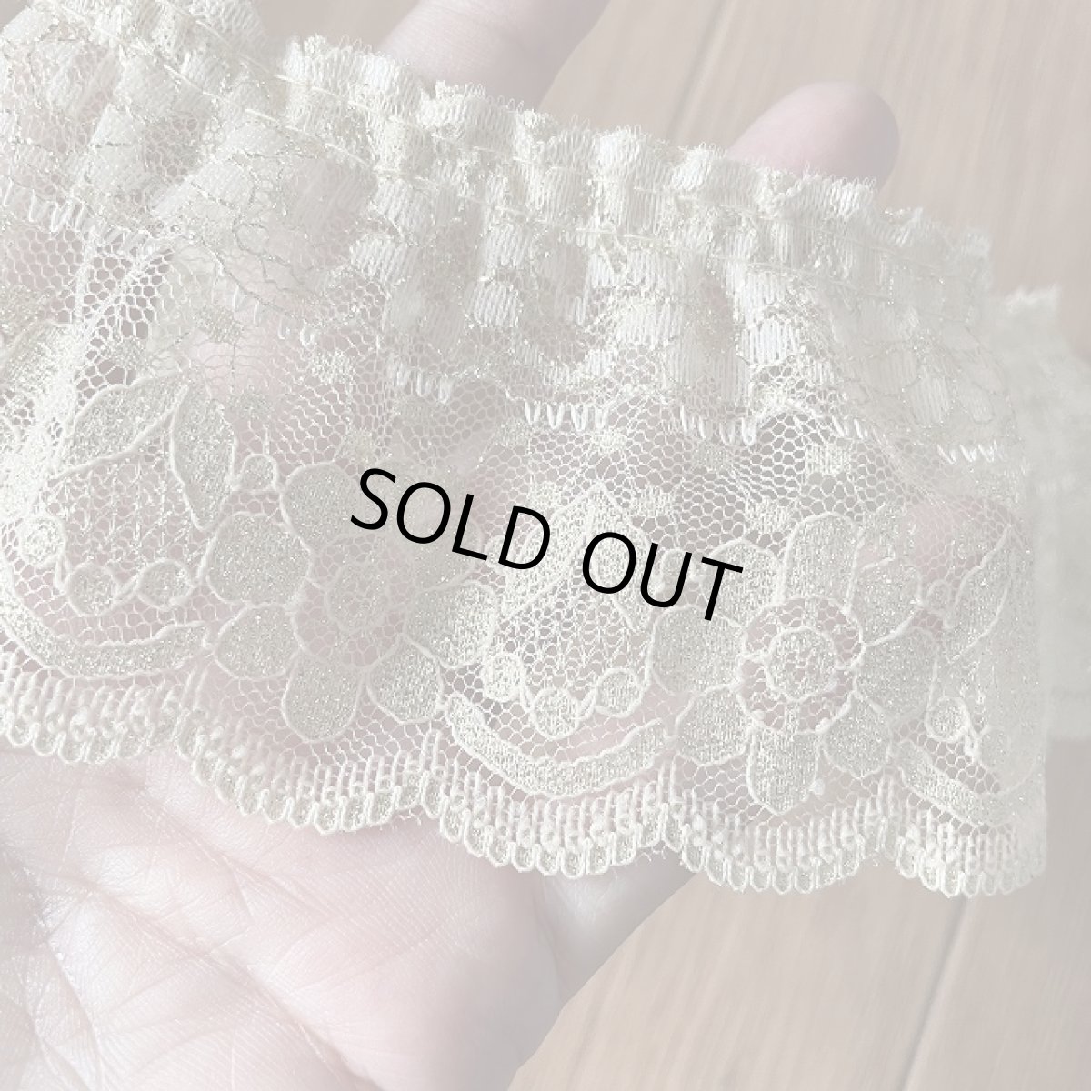 画像4: 【日本製】２段フリルが可愛いラッセルフリルレース　ゴールドラメ　幅6.8cm小花柄　5m巻　衣装に (4)