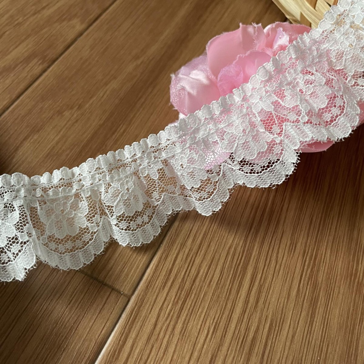画像1: 【日本製】ラッセルフリルレース オフホワイト 幅3.8cm薔薇柄 5m巻 衣装に (1)