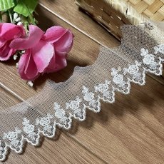 画像2: 【高品質な日本製】チュールレース　オフホワイト　幅3cm　12.8ｍ巻　可愛い薔薇柄 (2)