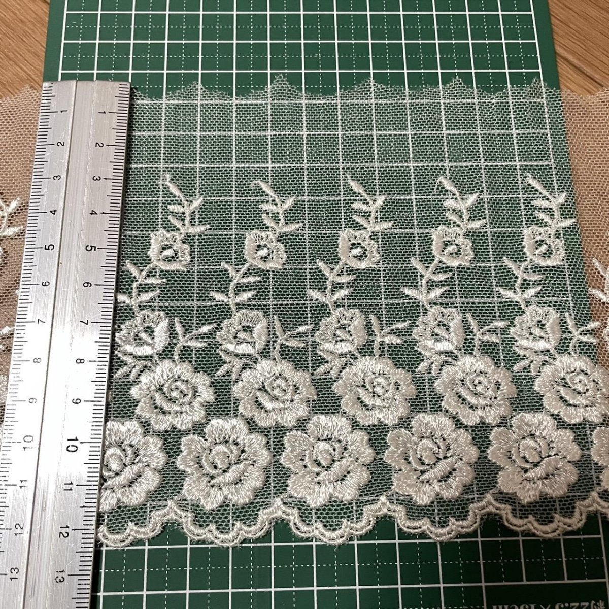 画像3: 【高品質な日本製】チュールレース　オフホワイト　幅12cm　6ｍ巻　光沢のある薔薇柄 (3)