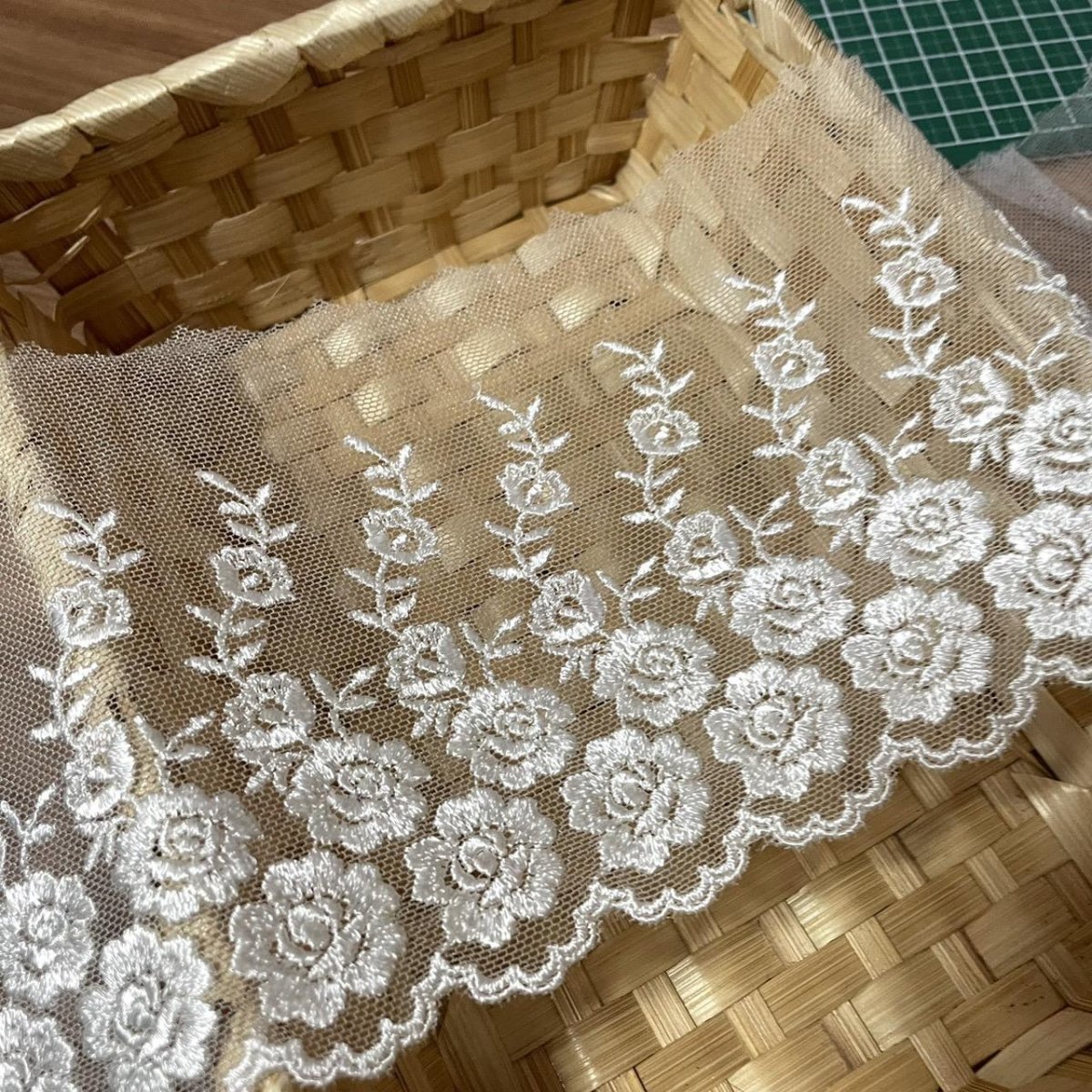 画像4: 【高品質な日本製】チュールレース　オフホワイト　幅12cm　6ｍ巻　光沢のある薔薇柄 (4)