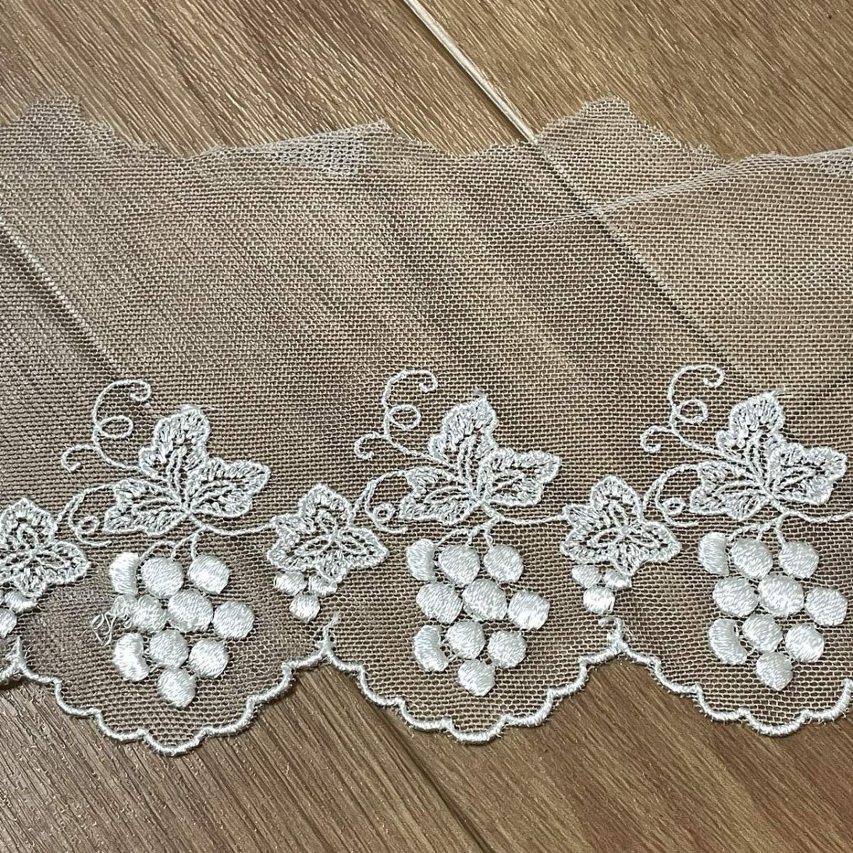 画像2: 【高品質な日本製】チュールレース　オフホワイト　幅16cm　6.2ｍ巻　刺繍の美しいブドウ柄 (2)