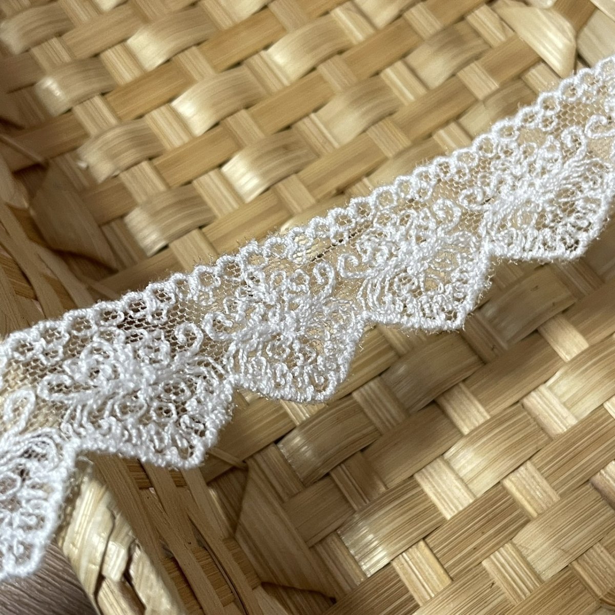 画像4: 【高品質な日本製】チュールレース　オフホワイト　幅2.7cm　３ｍ巻　繊細なふちどりレース　刺繍は綿糸100% (4)