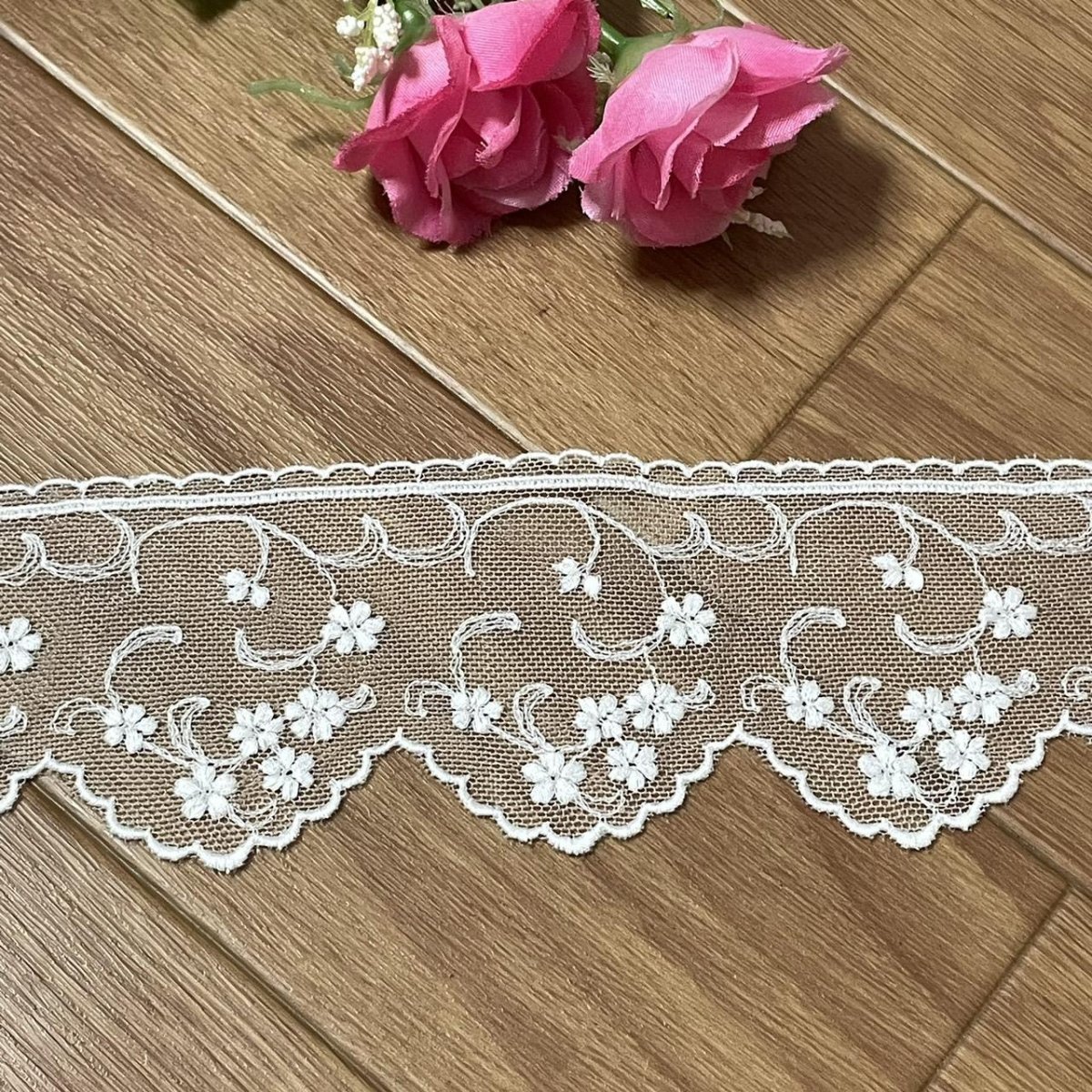 画像3: 【高品質な日本製】チュールレース　オフホワイト　幅6.3cm　2.5ｍ巻　小花柄　刺繍は綿糸100% (3)