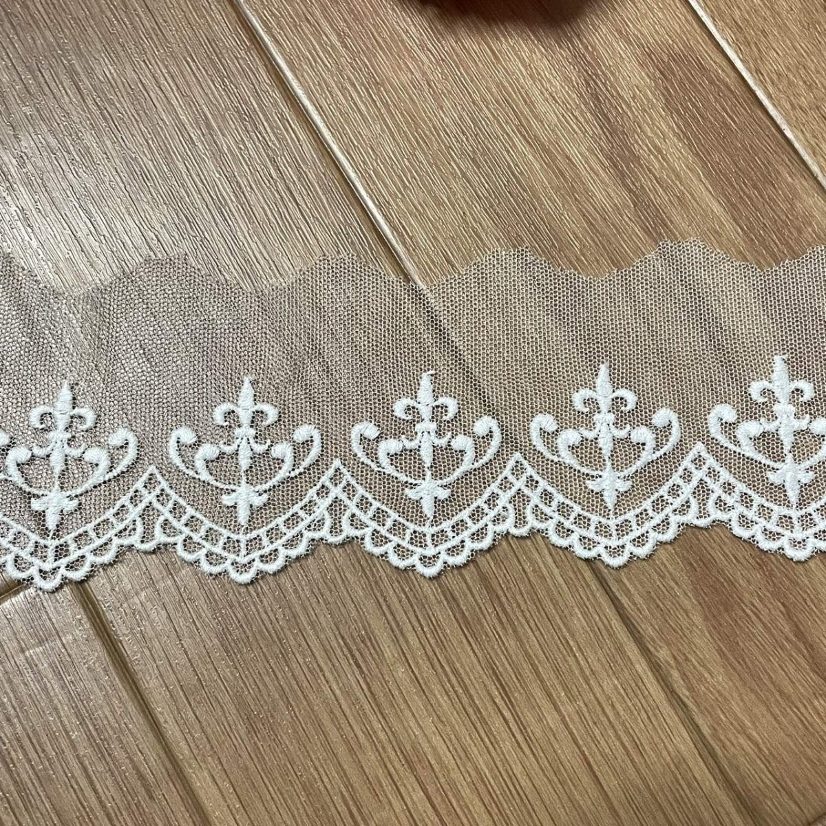 画像2: 【高品質な日本製】チュールレース　オフホワイト　幅6cm　３ｍ巻シャンデリア柄　刺繍は綿糸100% (2)