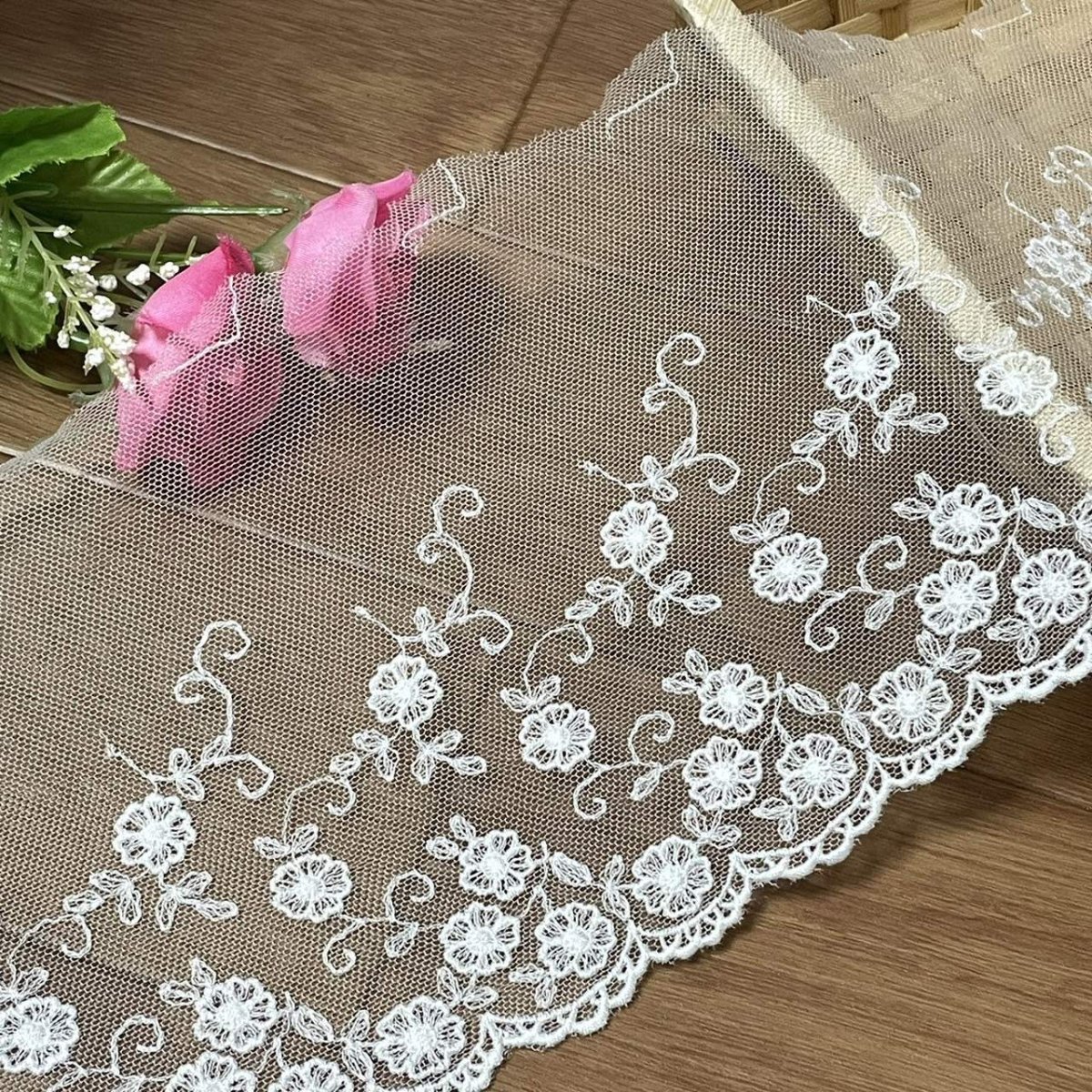 画像1: 【高品質な日本製】チュールレース　オフホワイト　幅15cm　3.2ｍ　小花柄　刺繍は綿糸100% (1)