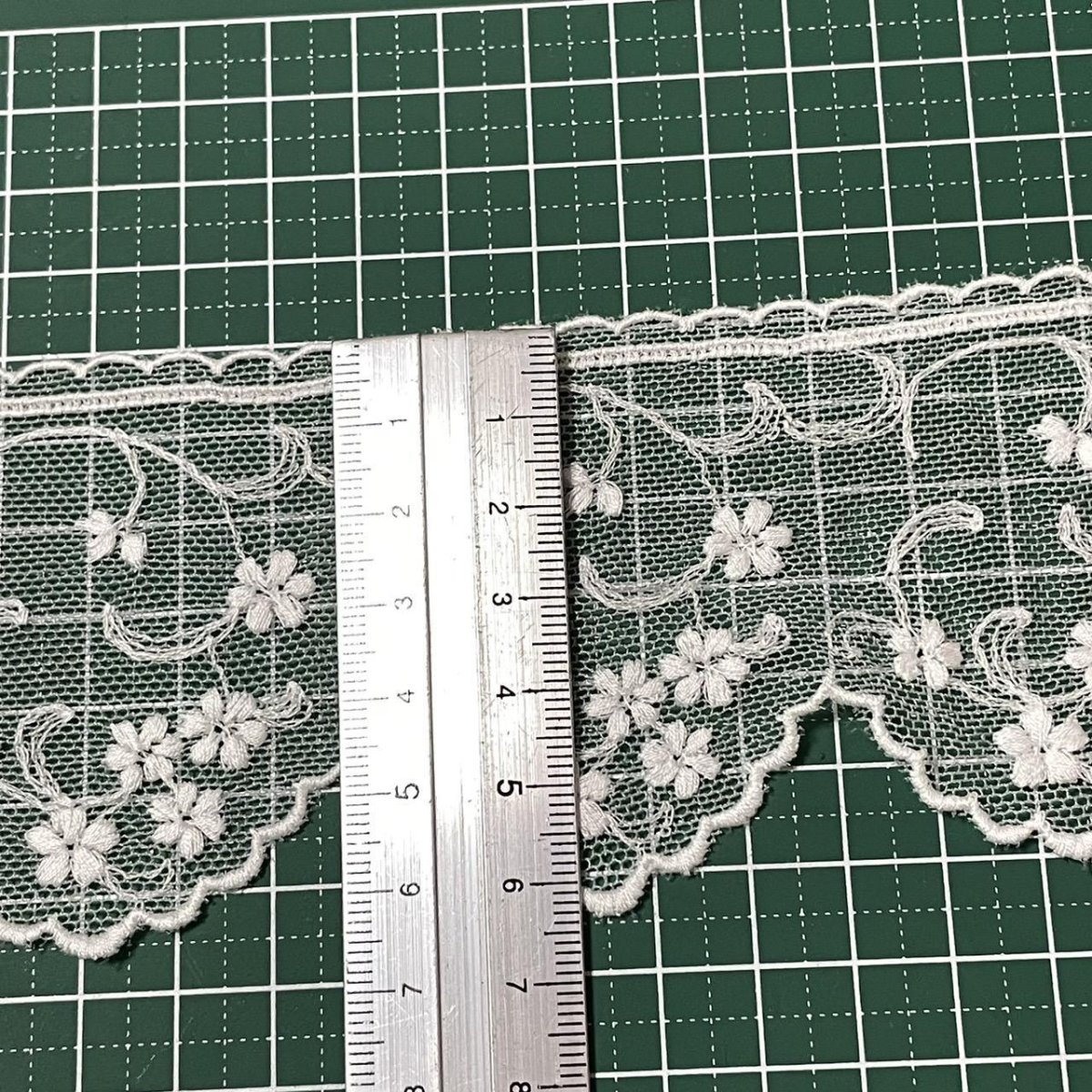 画像2: 【高品質な日本製】チュールレース　オフホワイト　幅6.3cm　2.5ｍ巻　小花柄　刺繍は綿糸100% (2)