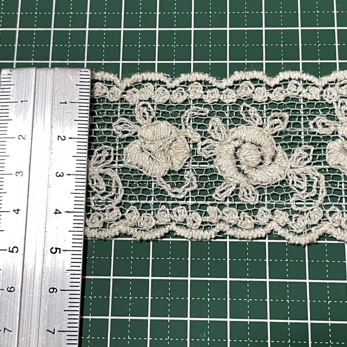 画像1: 【高品質な日本製】チュールレース　麻色　幅4.5cm　３ｍ巻　両山薔薇柄　麻、綿 (1)