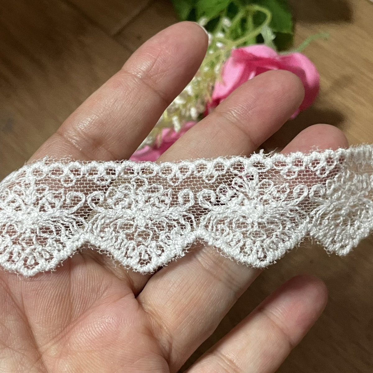 画像5: 【高品質な日本製】チュールレース　オフホワイト　幅2.7cm　３ｍ巻　繊細なふちどりレース　刺繍は綿糸100% (5)