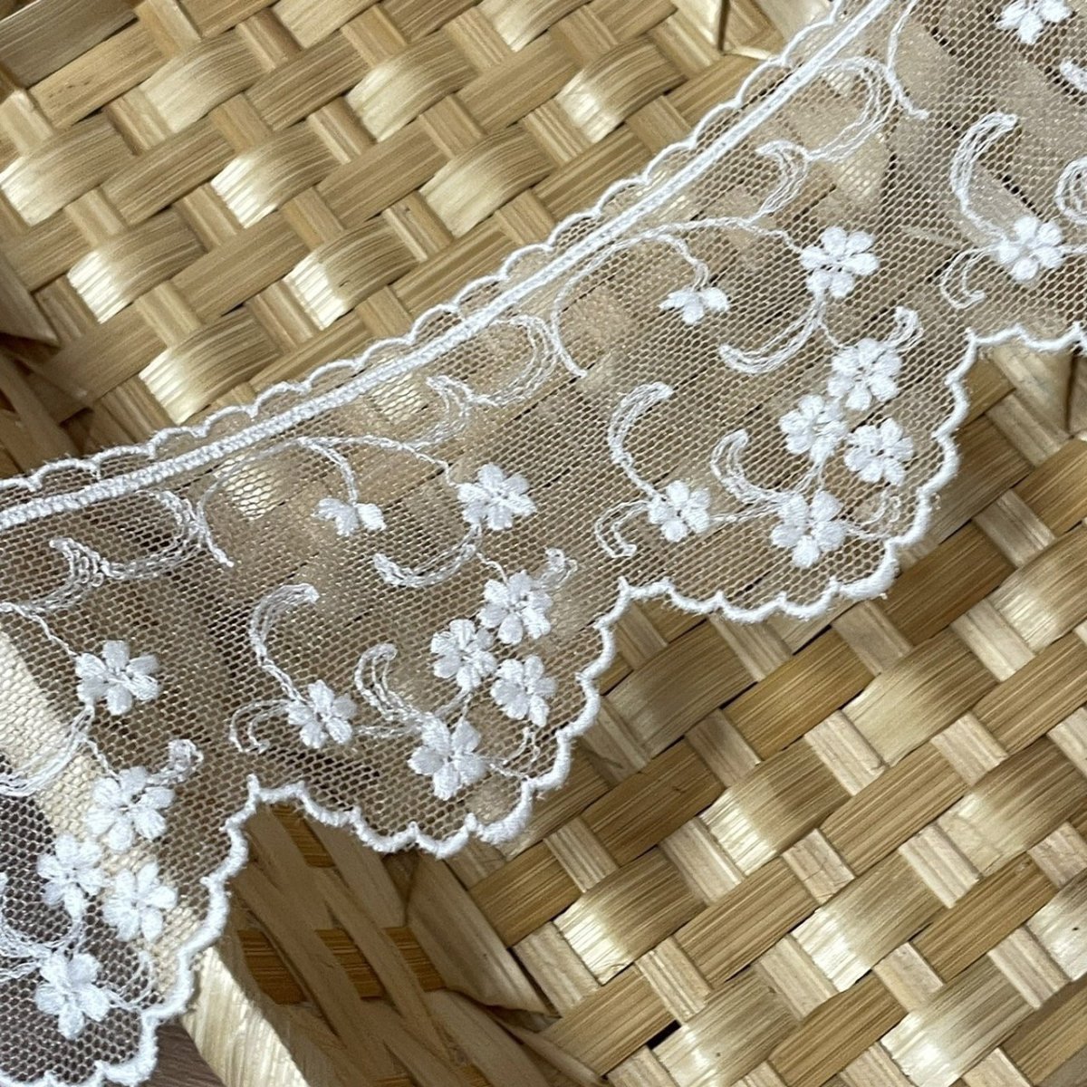 画像5: 【高品質な日本製】チュールレース　オフホワイト　幅6.3cm　2.5ｍ巻　小花柄　刺繍は綿糸100% (5)