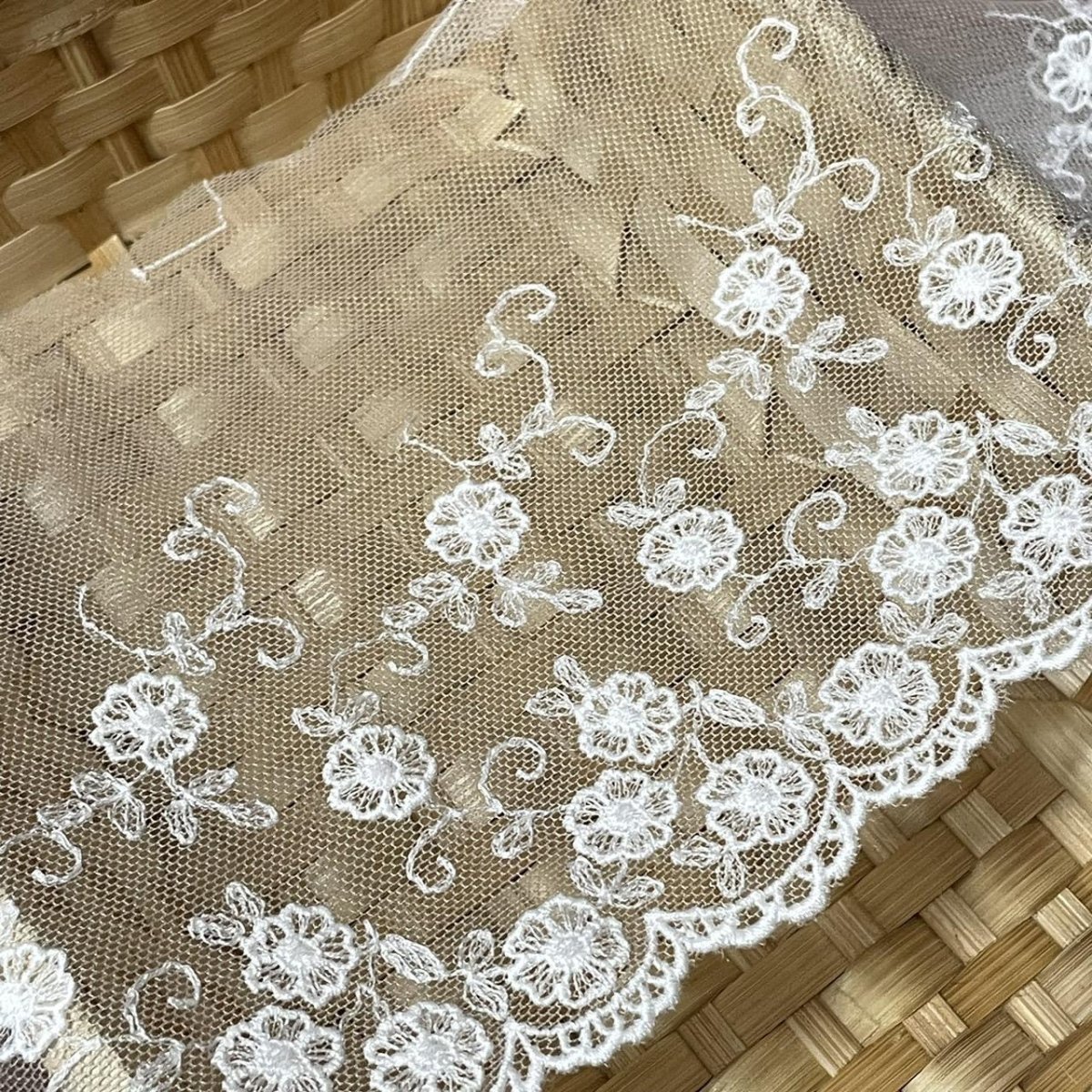 画像4: 【高品質な日本製】チュールレース　オフホワイト　幅15cm　3.2ｍ　小花柄　刺繍は綿糸100% (4)