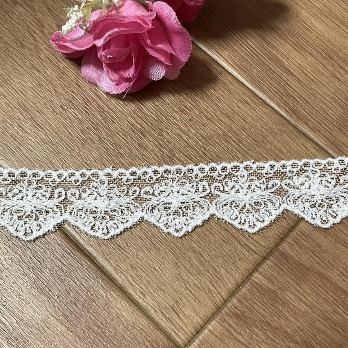 画像2: 【高品質な日本製】チュールレース　オフホワイト　幅2.7cm　３ｍ巻　繊細なふちどりレース　刺繍は綿糸100% (2)