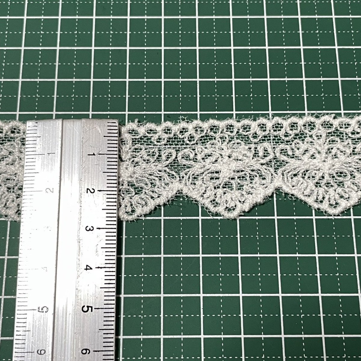 画像3: 【高品質な日本製】チュールレース　オフホワイト　幅2.7cm　３ｍ巻　繊細なふちどりレース　刺繍は綿糸100% (3)