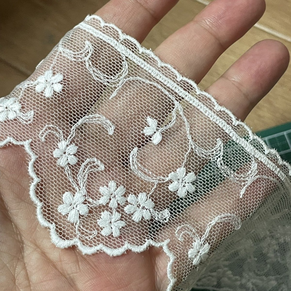 画像4: 【高品質な日本製】チュールレース　オフホワイト　幅6.3cm　2.5ｍ巻　小花柄　刺繍は綿糸100% (4)