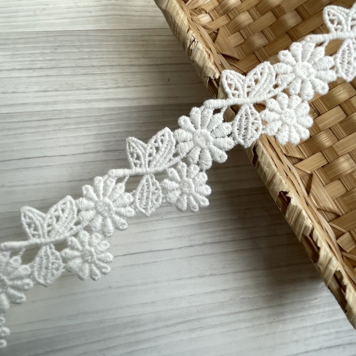 画像5: 【安心の日本製】ケミカルレース　コットンオフホワイト　幅4.5cm　1ｍ　マーガレットみたいな花柄 (5)