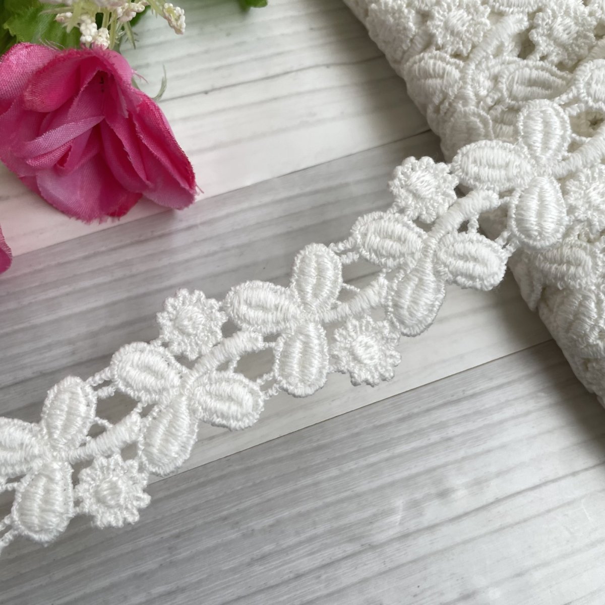 画像2: 【安心の日本製】ケミカルレース　コットンオフホワイト　幅3.2cm　1ｍ　三つ葉と小花柄 (2)