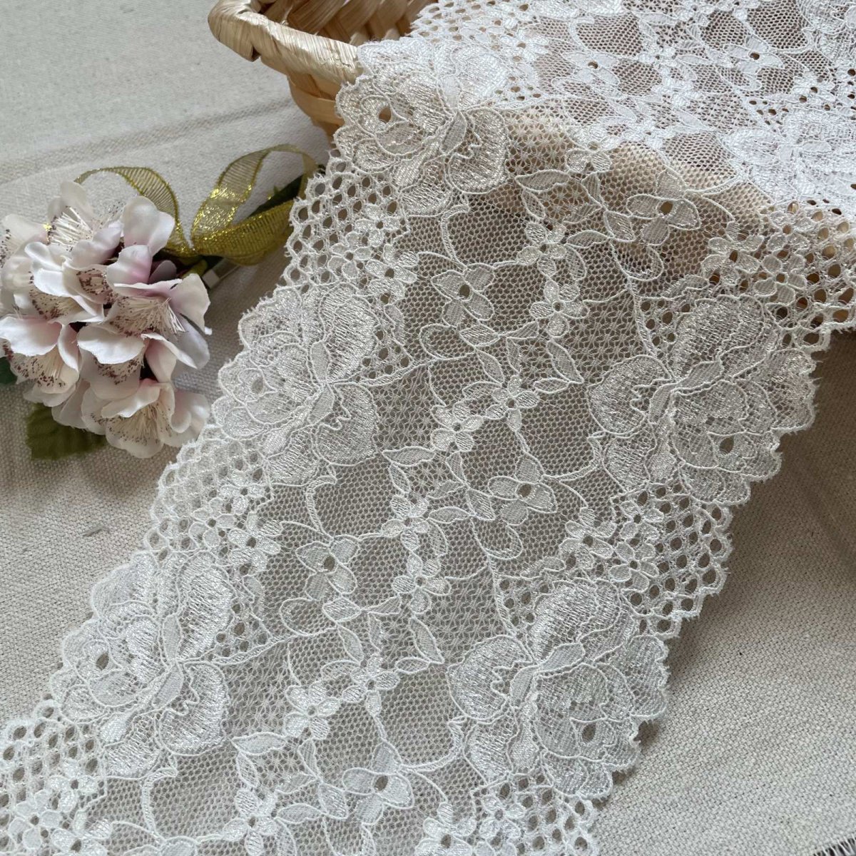 画像2: 【1m130円日本製】幅13cm透け感のある薔薇柄ラッセルストレッチレース　オフホワイト5ｍ　 (2)