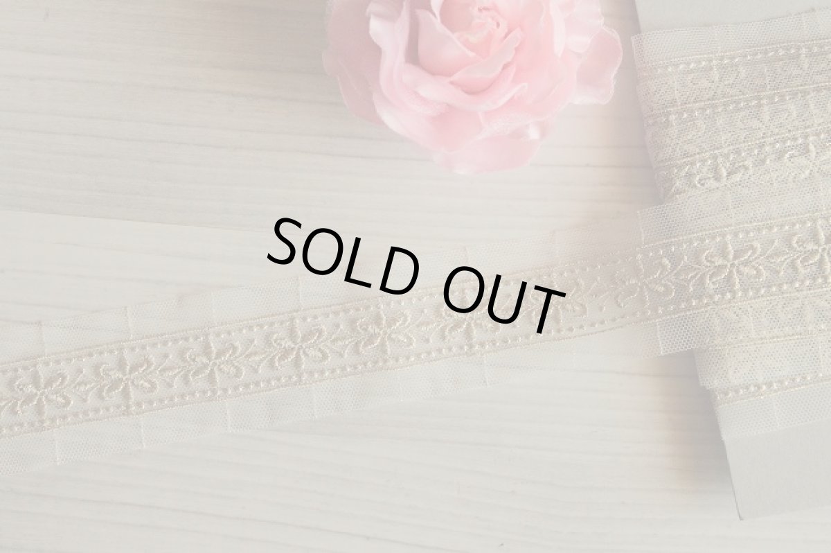 画像2: 【日本製】チュールレース　ゴールド　幅4.4cm　繊細な両山花柄　3m巻　 (2)