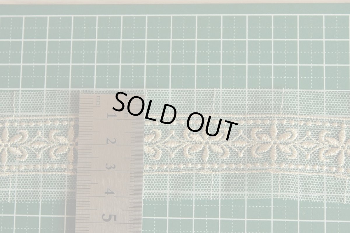 画像3: 【日本製】チュールレース　ゴールド　幅4.4cm　繊細な両山花柄　3m巻　 (3)