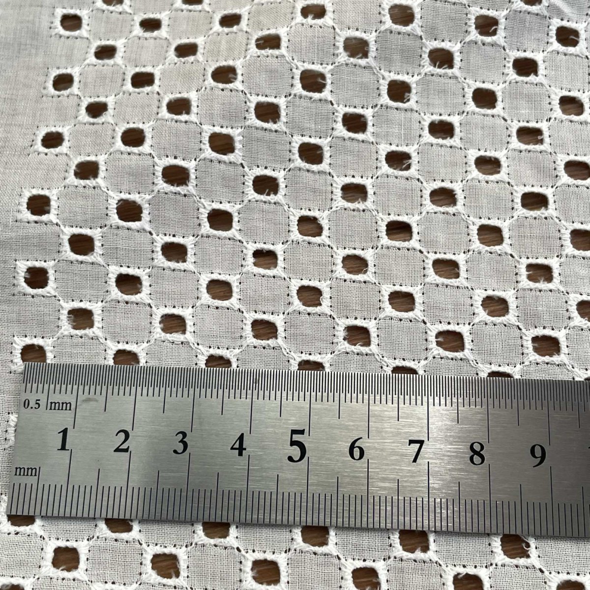 画像5: 1点限り【1m500円高品質な日本製】約幅100cm!広幅綿レース スクエア柄オフホワイト 6m (5)