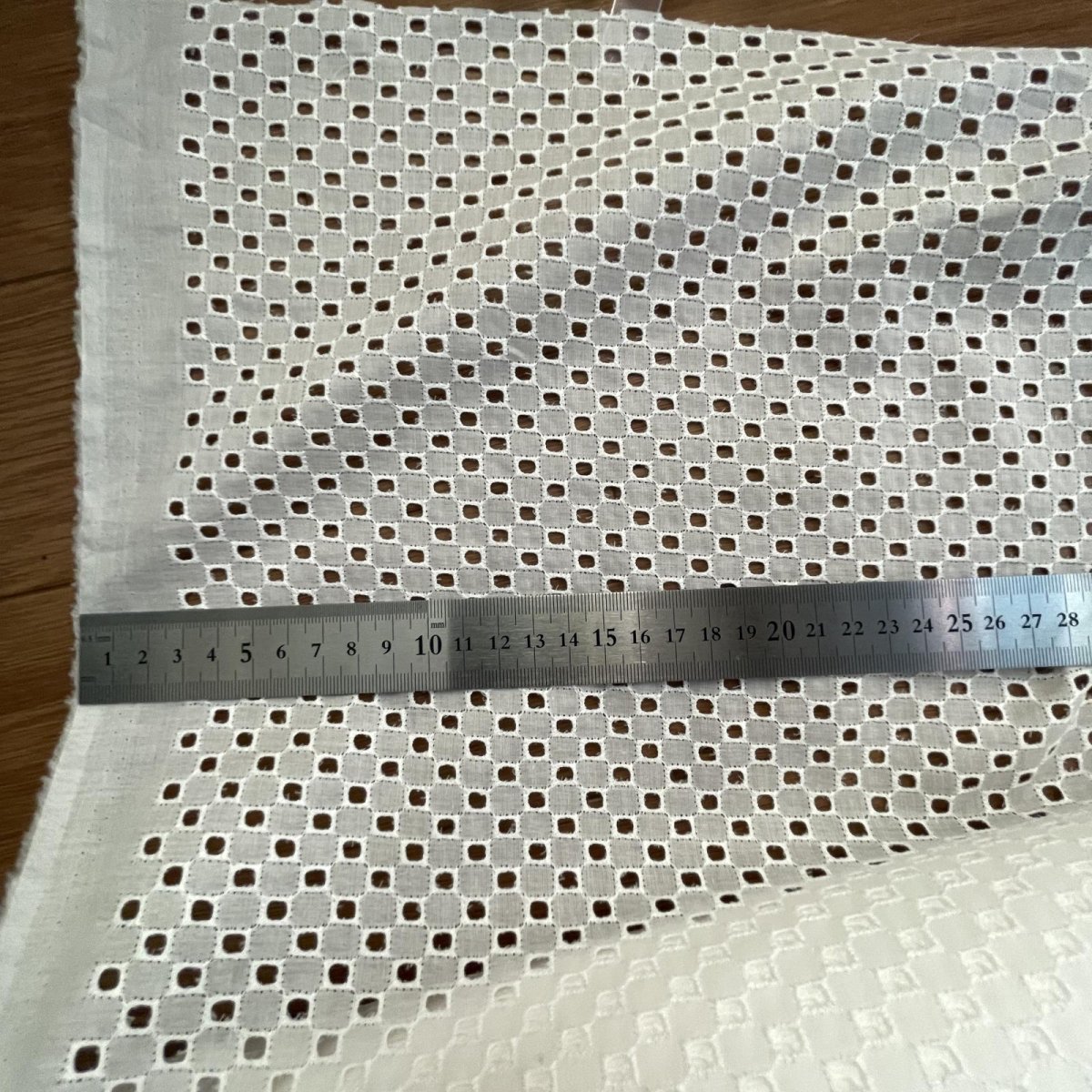 画像3: 1点限り【1m500円高品質な日本製】約幅100cm!広幅綿レース スクエア柄オフホワイト 6m (3)