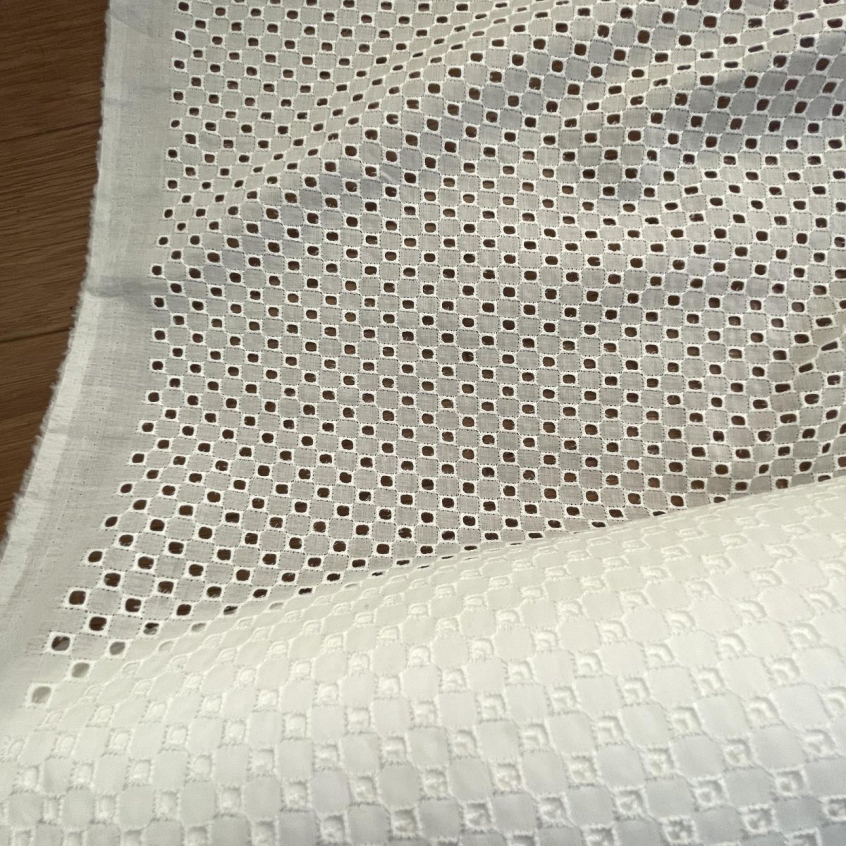 画像2: 1点限り【1m500円高品質な日本製】約幅100cm!広幅綿レース スクエア柄オフホワイト 6m (2)