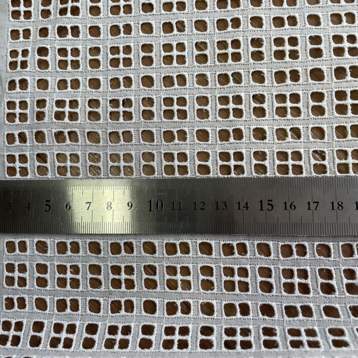 画像4: 1点限り【1m400円高品質な日本製】約幅100cm!広幅綿レース 格子四角柄オフホワイト 10.5m (4)