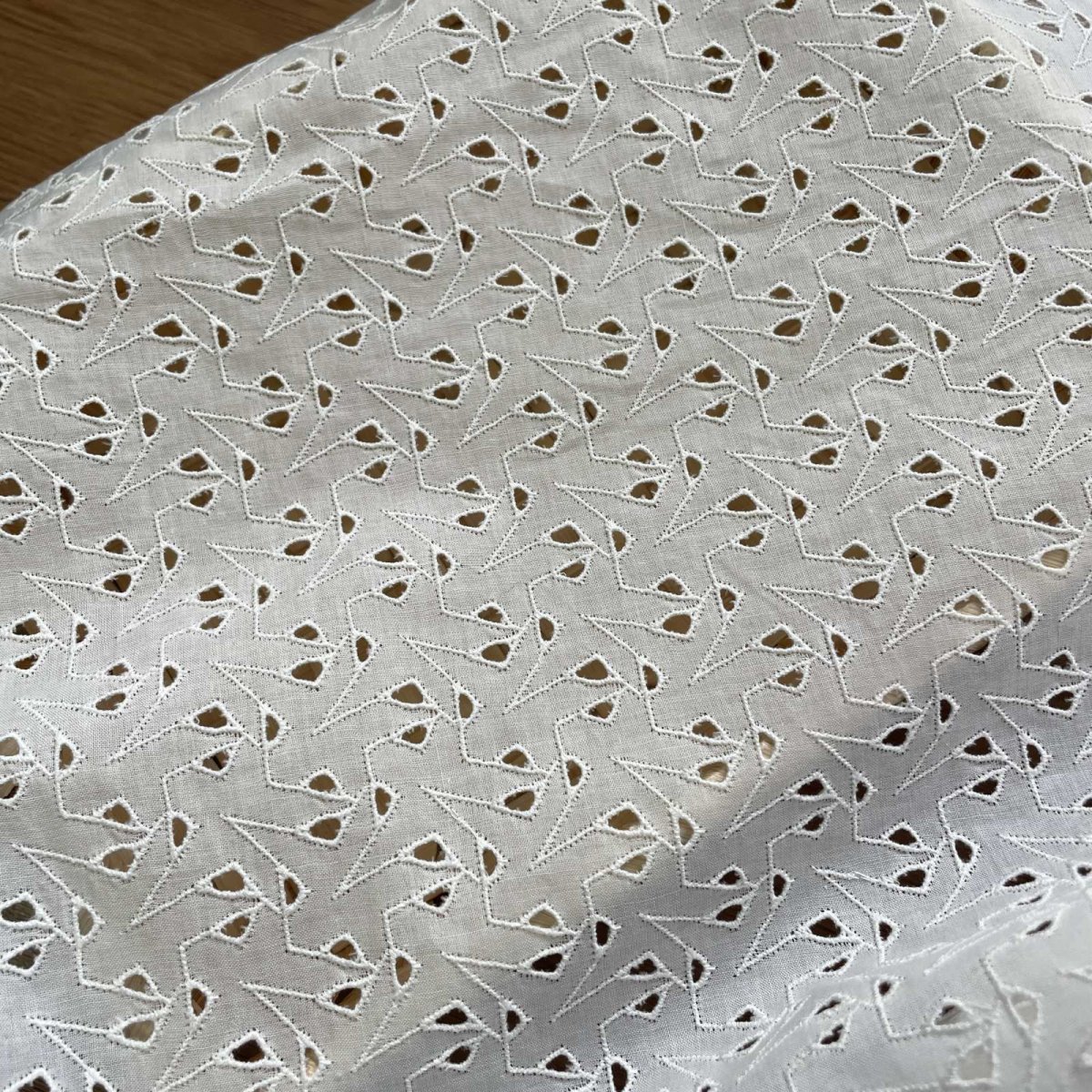 画像5: 【安心の日本製】1m550円約幅100ｃｍ！広幅綿レース　幾何学模様柄オフホワイト　11m (5)