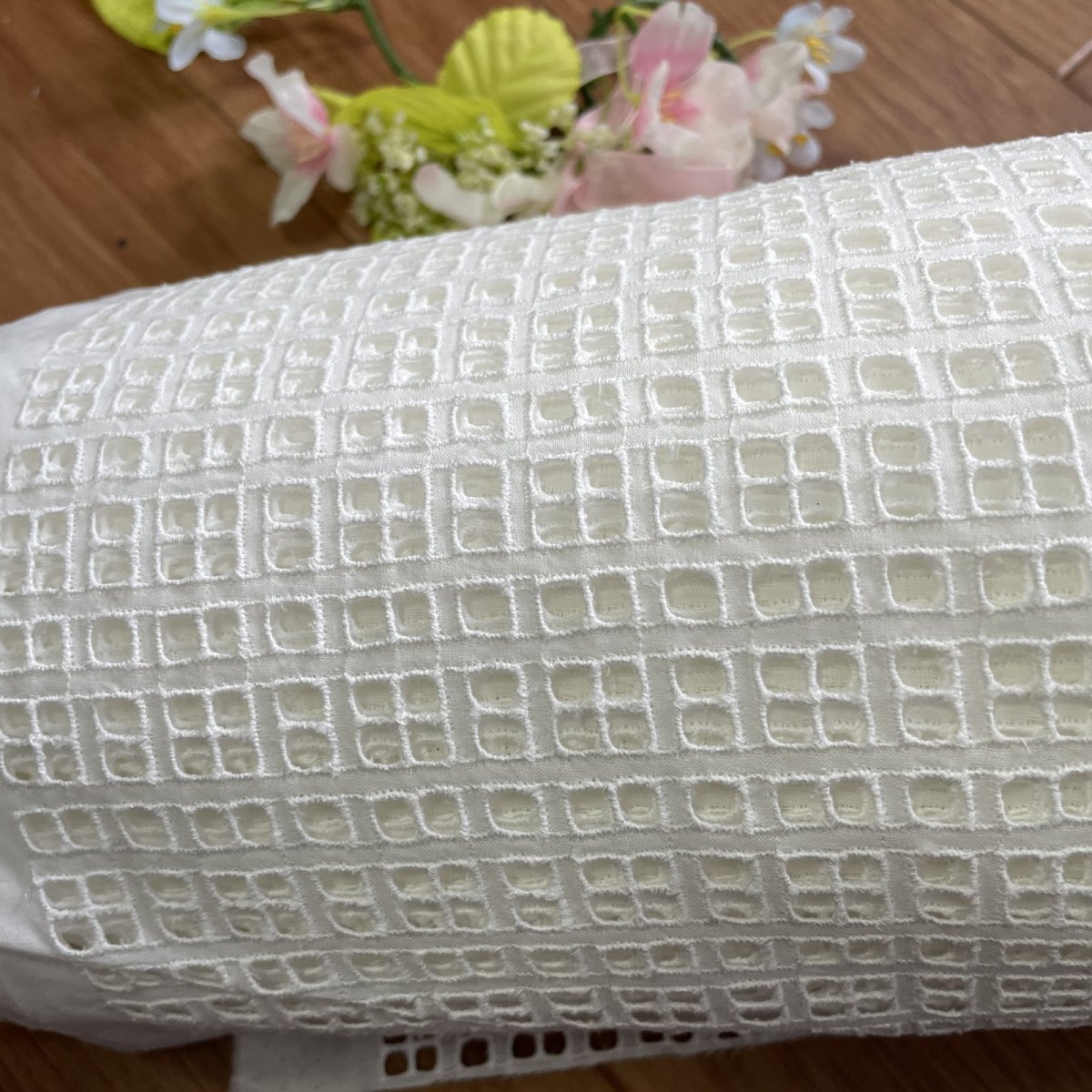 画像2: 1点限り【1m400円高品質な日本製】約幅100cm!広幅綿レース 格子四角柄オフホワイト 10.5m (2)
