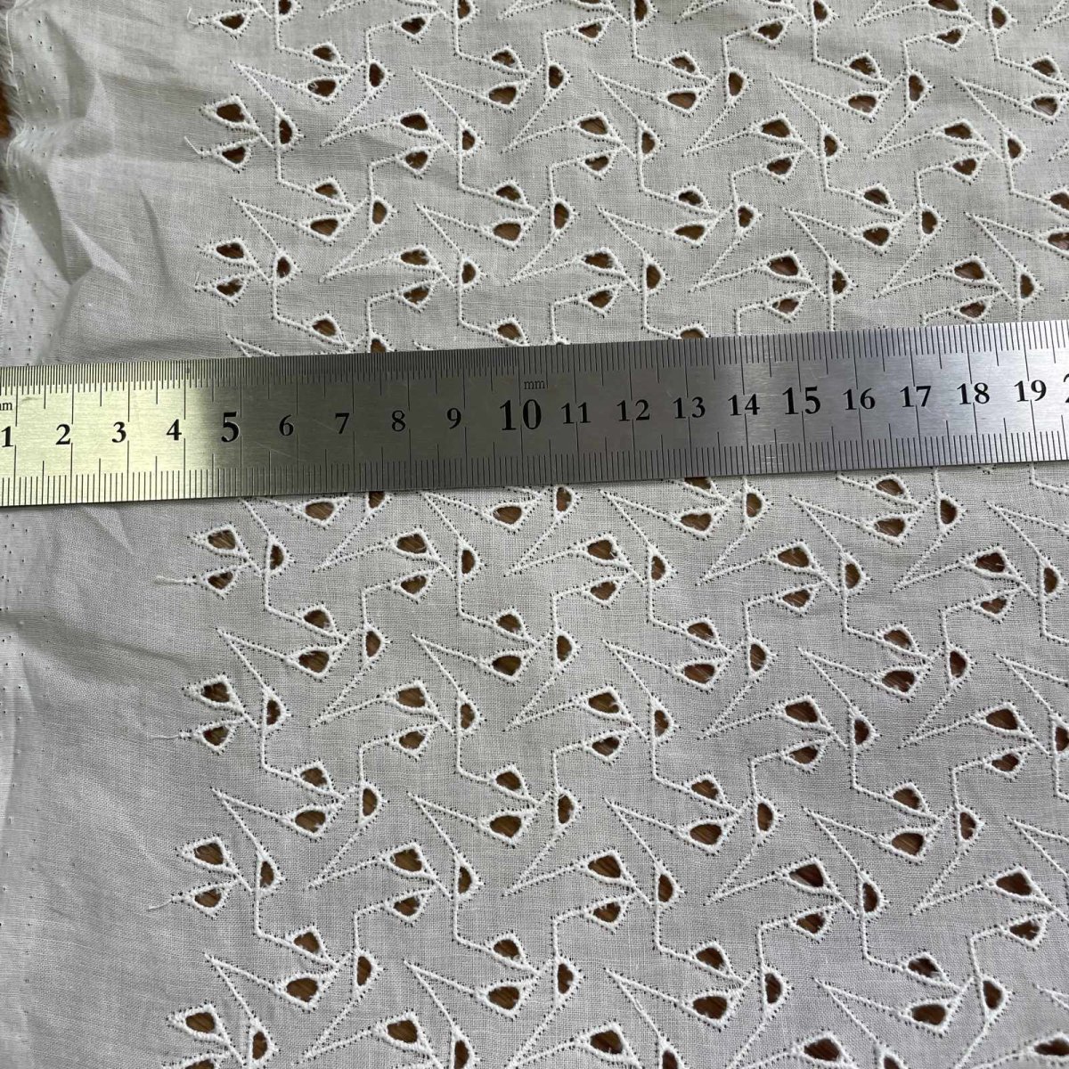 画像3: 【安心の日本製】1m550円約幅100ｃｍ！広幅綿レース　幾何学模様柄オフホワイト　11m (3)