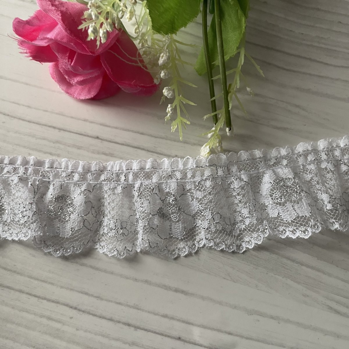 画像2: ラッセルフリルレース　銀ラメ／ホワイト　日本製　3.4cm花柄　５ｍ (2)