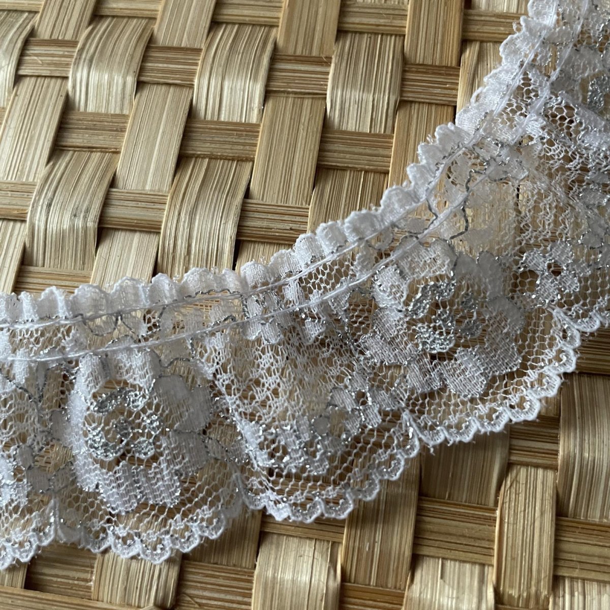 画像5: ラッセルフリルレース　銀ラメ／ホワイト　日本製　3.4cm花柄　５ｍ (5)