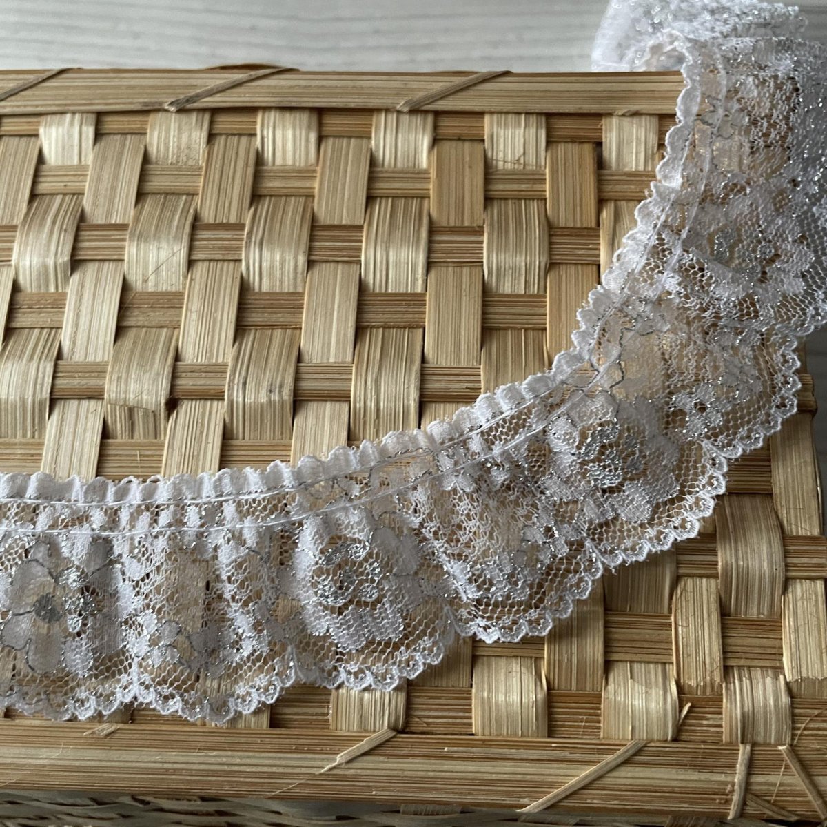 画像4: ラッセルフリルレース　銀ラメ／ホワイト　日本製　3.4cm花柄　５ｍ (4)