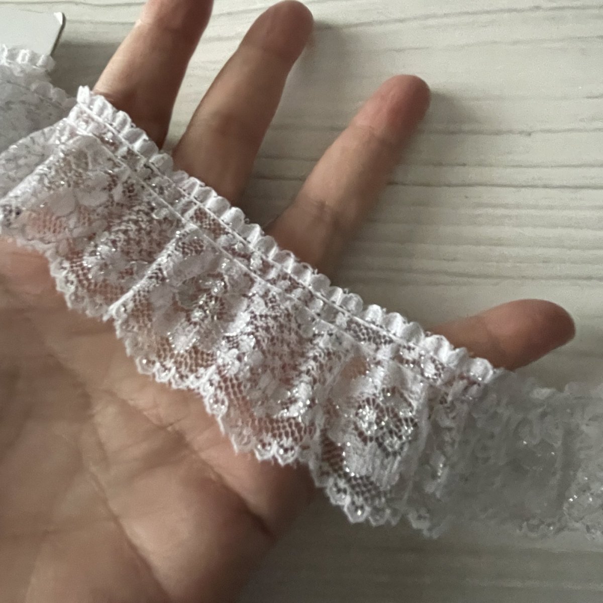 画像6: ラッセルフリルレース　銀ラメ／ホワイト　日本製　3.4cm花柄　５ｍ (6)