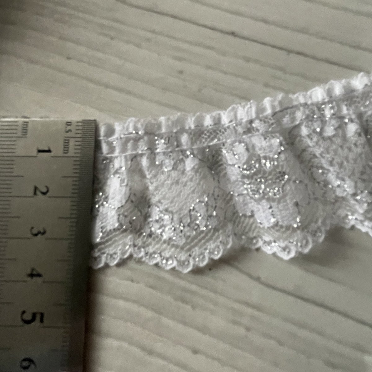 画像3: ラッセルフリルレース　銀ラメ／ホワイト　日本製　3.4cm花柄　５ｍ (3)