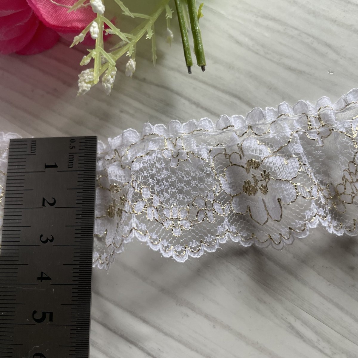画像2: ラッセルフリルレース　金ラメ／ホワイト　日本製　3.4cm花柄5m (2)