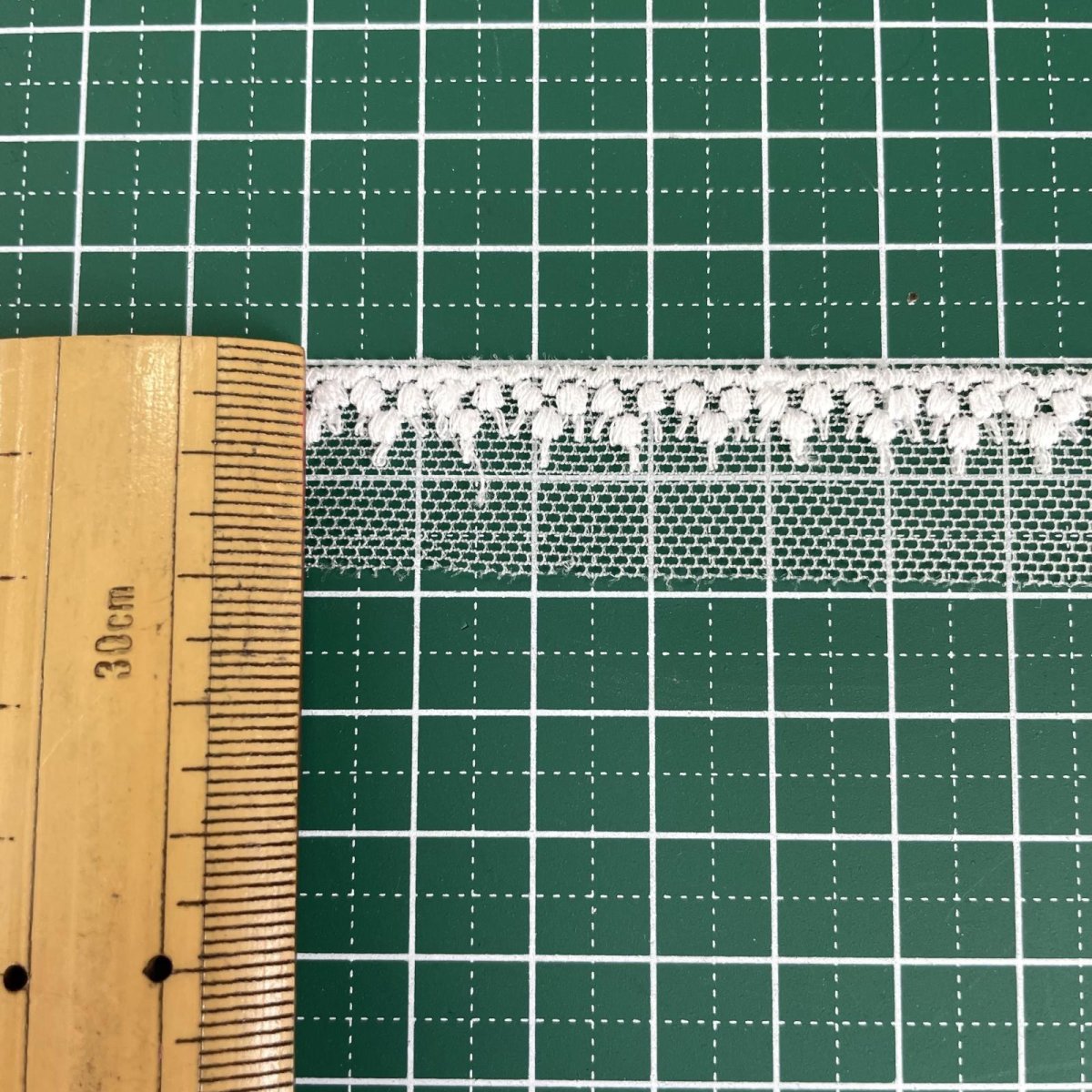 画像2: 【高品質な日本製】チュールレース　オフホワイト　幅1.9cm　1.7ｍ　ドット柄　刺繍は綿糸100% (2)