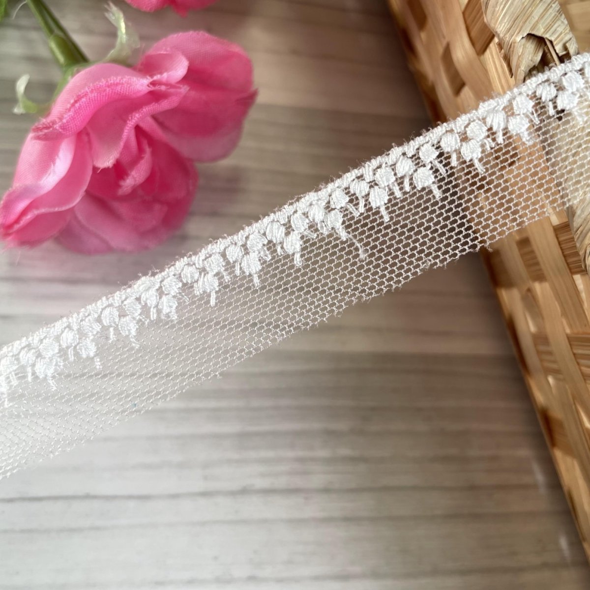 画像3: 【高品質な日本製】チュールレース　オフホワイト　幅1.9cm　1.7ｍ　ドット柄　刺繍は綿糸100% (3)