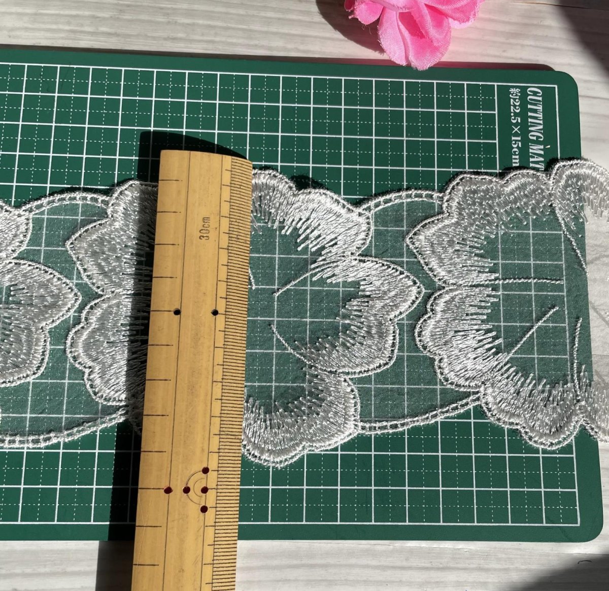 画像3: 【高品質な日本製】チュールレース　オフホワイト　幅9cm　4.5ｍ巻　大輪のお花 (3)