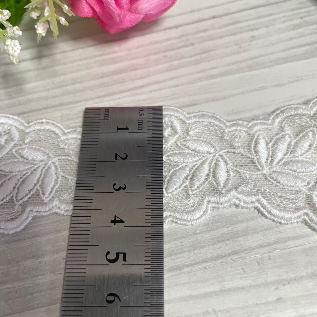 画像3: 【高品質な日本製】チュールレース　オフホワイト　幅4cm　6.5ｍ　ボタニカル柄　刺繍は綿糸100% (3)