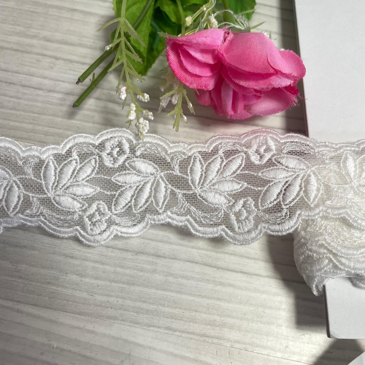 画像2: 【高品質な日本製】チュールレース　オフホワイト　幅4cm　6.5ｍ　ボタニカル柄　刺繍は綿糸100% (2)