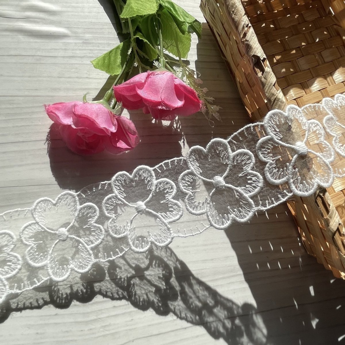 画像1: 【高品質な日本製】チュールレース　オフホワイト　幅5cm　6ｍ　可愛いお花柄　刺繍は綿糸100% (1)