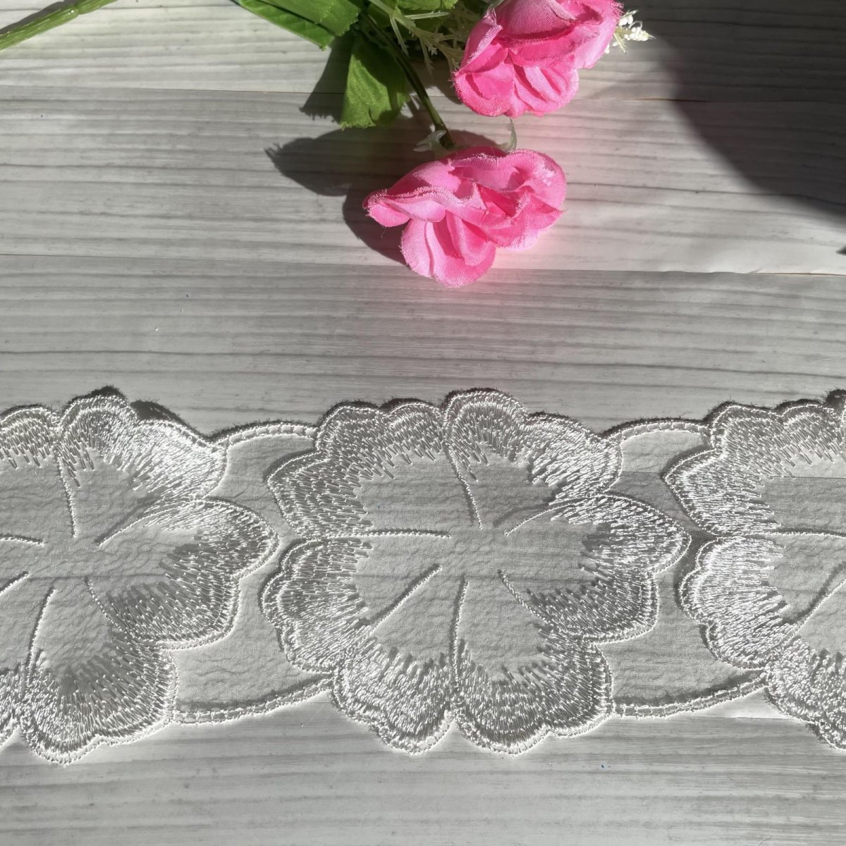 画像2: 【高品質な日本製】チュールレース　オフホワイト　幅9cm　4.5ｍ巻　大輪のお花 (2)