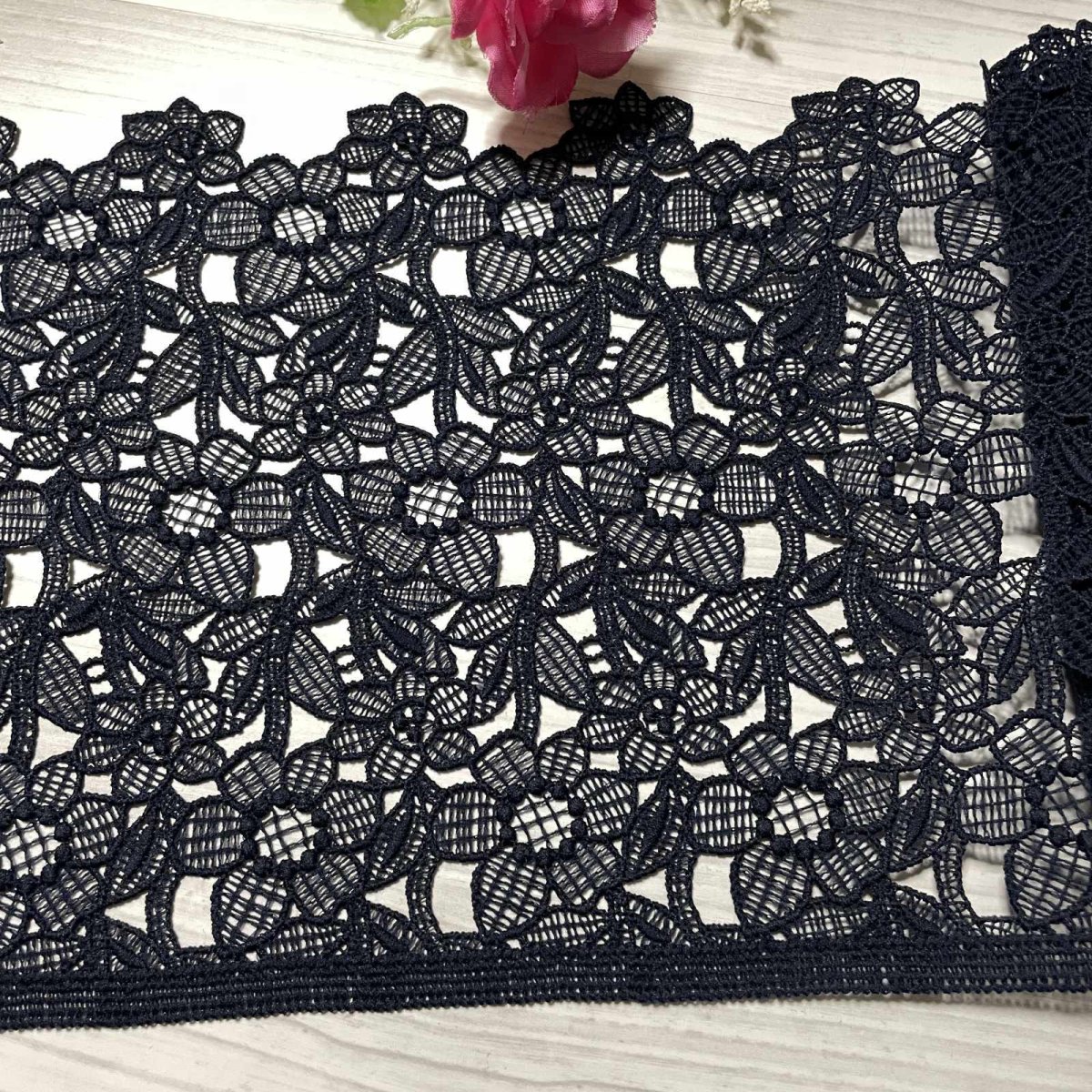 画像2: 【高品質な日本製】ケミカルレース　ネイビー　小花柄　幅19.5ｃm　約2ｍ　 (2)