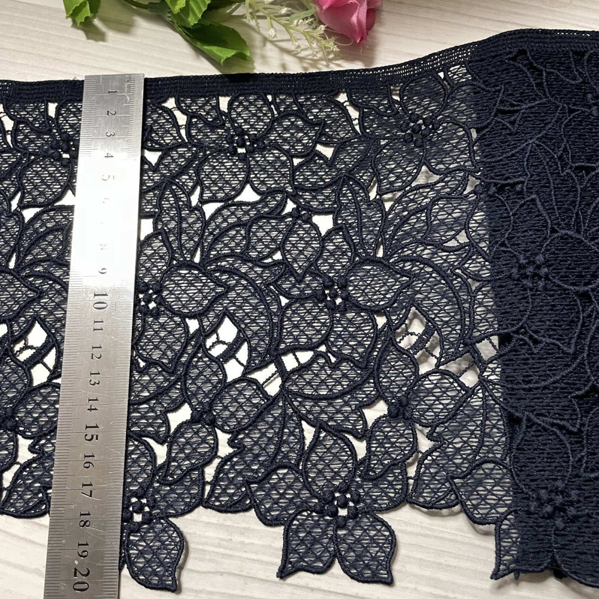 画像3: 【高品質な日本製】ケミカルレース　ネイビー　ユリみたいな花柄　幅19.5ｃm　約2ｍ　 (3)