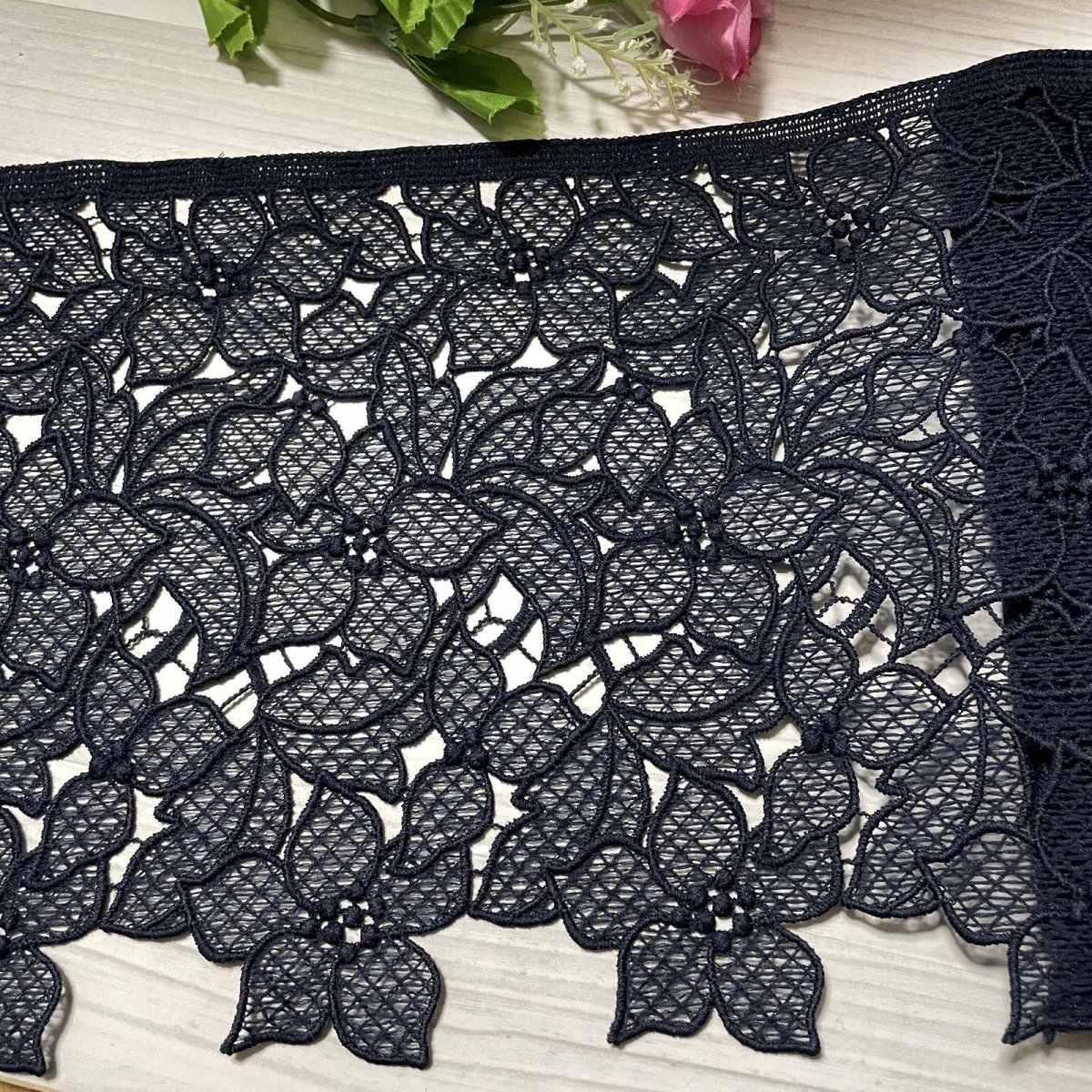 画像2: 【高品質な日本製】ケミカルレース　ネイビー　ユリみたいな花柄　幅19.5ｃm　約2ｍ　 (2)