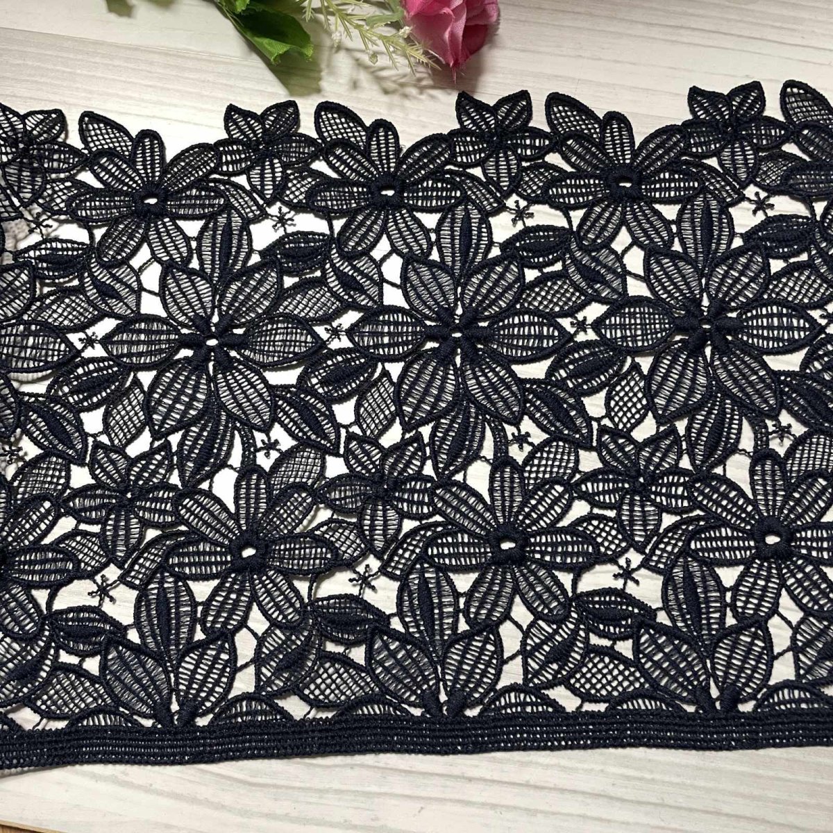 画像2: 【高品質な日本製】ケミカルレース　ネイビー　ダリアみたいな花柄　幅19.5ｃm　約2ｍ　 (2)