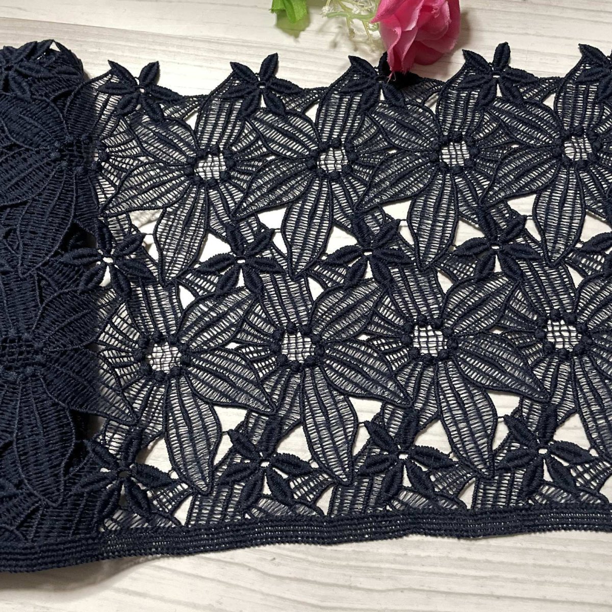 画像2: 【高品質な日本製】ケミカルレース　ネイビー　大胆な花柄　幅19.5ｃm　約2ｍ　 (2)