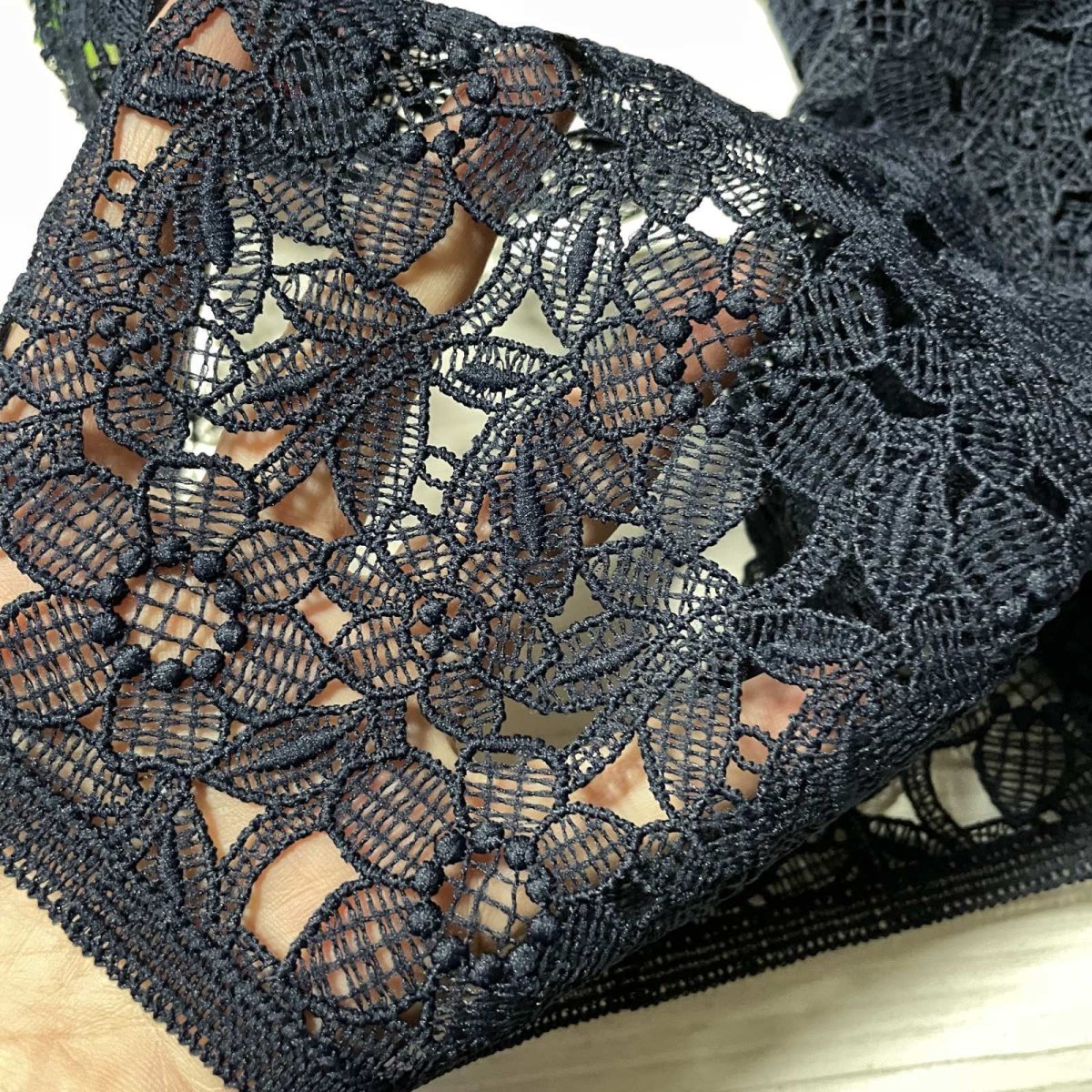 画像4: 【高品質な日本製】ケミカルレース　ネイビー　小花柄　幅19.5ｃm　約2ｍ　 (4)