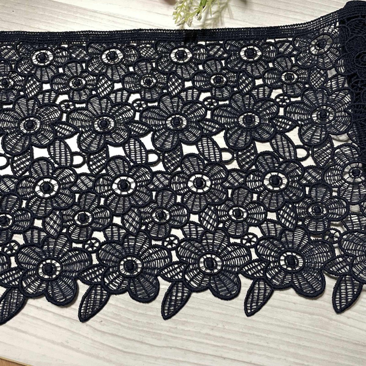 画像2: 【高品質な日本製】ケミカルレース　ネイビー　可愛い花柄　幅19.5ｃm　約2ｍ　 (2)